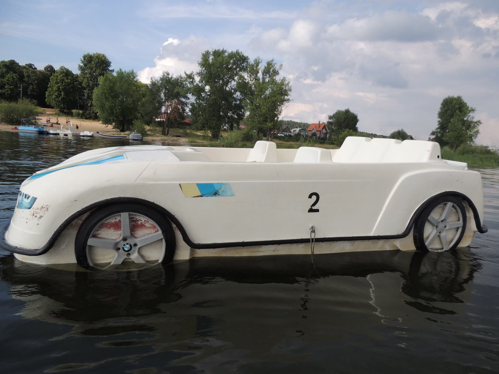 Спорткар у берега